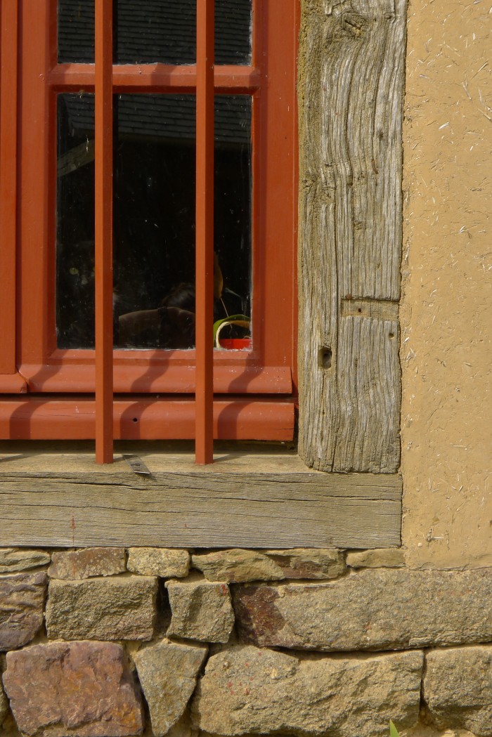  détail d'une ferme en bauge restaurée