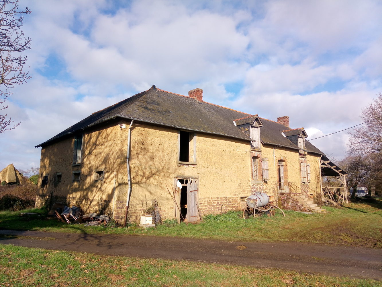 maison en terre avant travaux