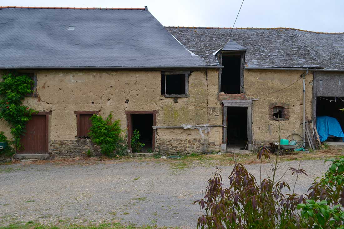 Avant la rénovation de cette longère en torchis près de Rennes