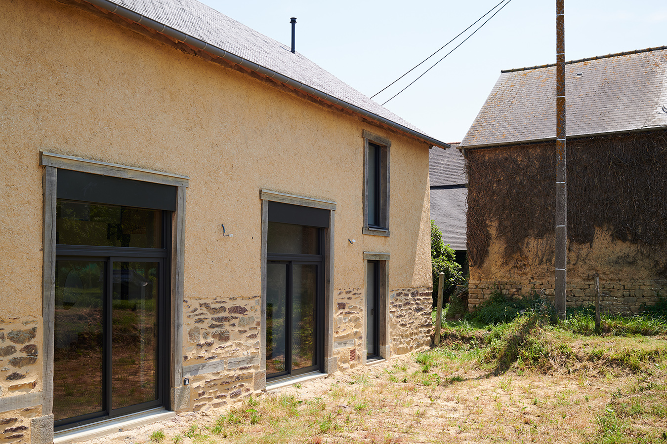 brise soleil orientable installé sur une maison en bauge