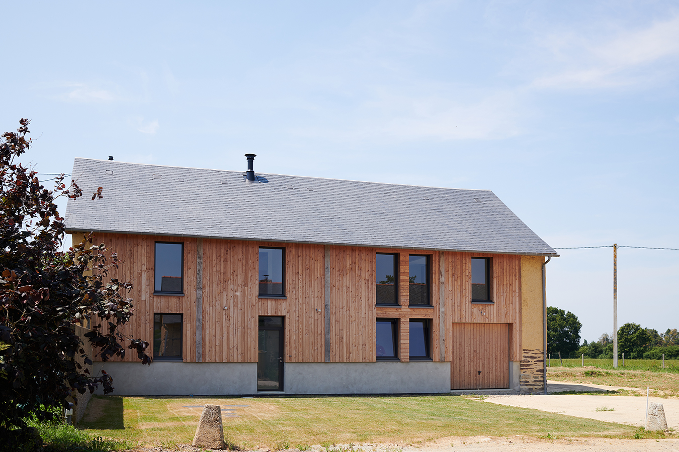 grange transformée en maison avec bardage bois à Saint Grégoire en Bretagne