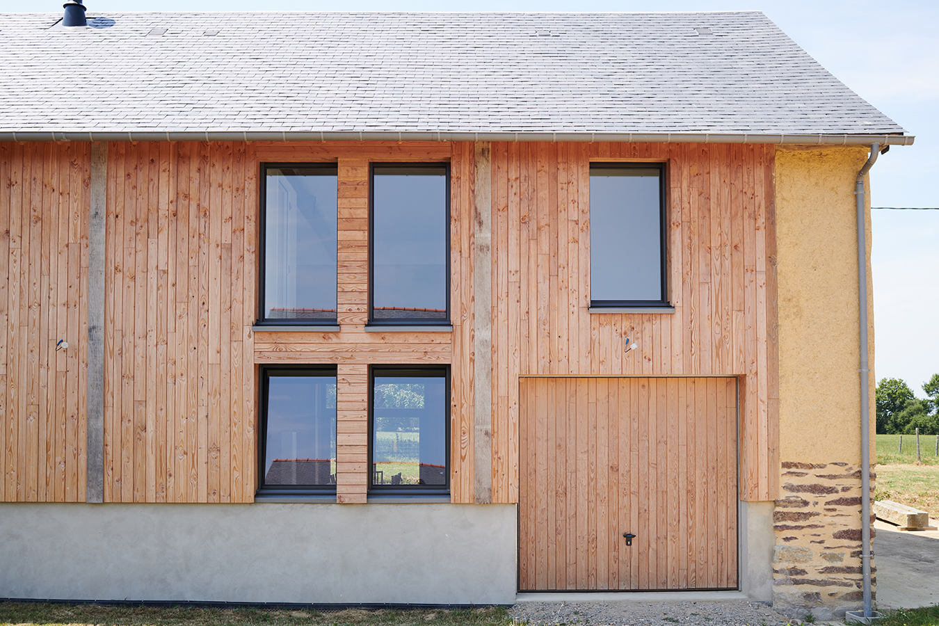 porte de garage avec bardage bois naturel à Rennes en Bretagne