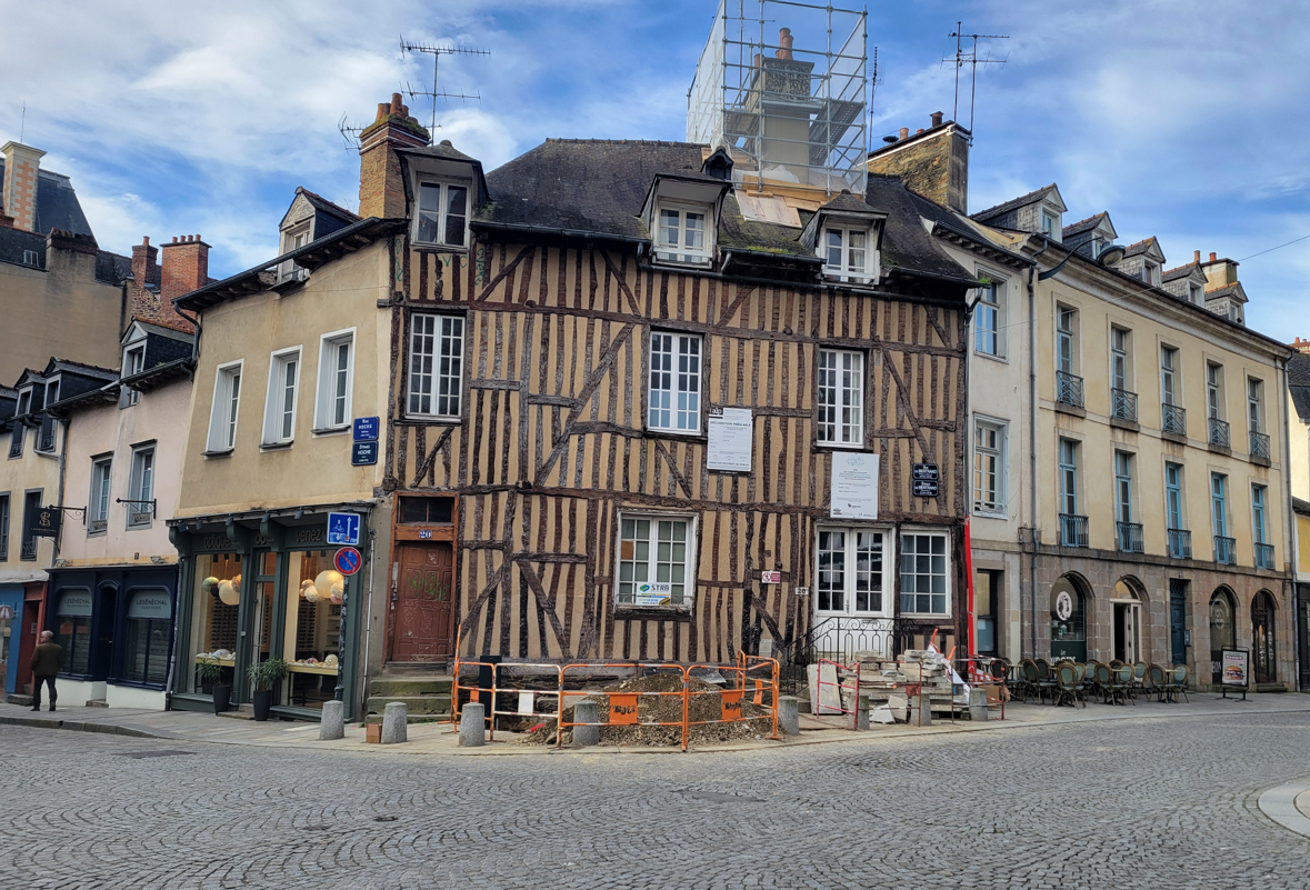"Réhabilitation d'un immeuble ancien à Rennes par l'Atelier ALP : restauration des pans de bois avec remplissage en torchis et finition à l'enduit de chaux pour une meilleure performance thermique du bâti ancien."