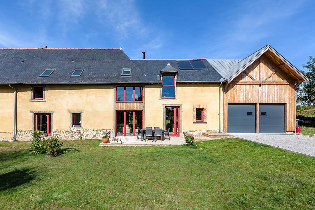 Après travaux de rénovation, cette longère en terre crue est méconnaissable. Réalisation : architecte Atelier ALP