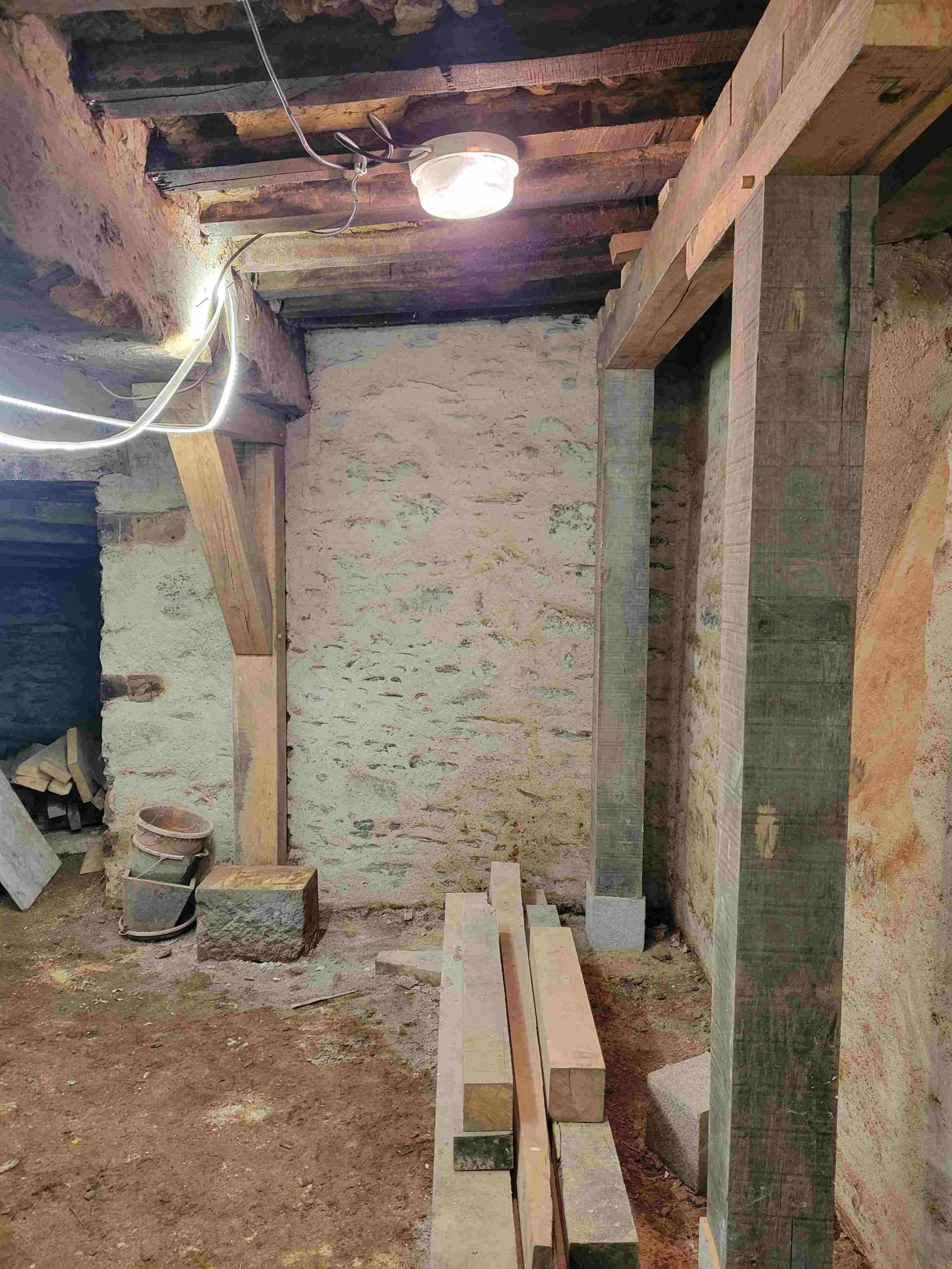 Reprise de structure en sous-œuvre dans une cave ancienne à Rennes. Consolidation des fondations en pierre et renforcement des appuis par l'Atelier ALP.