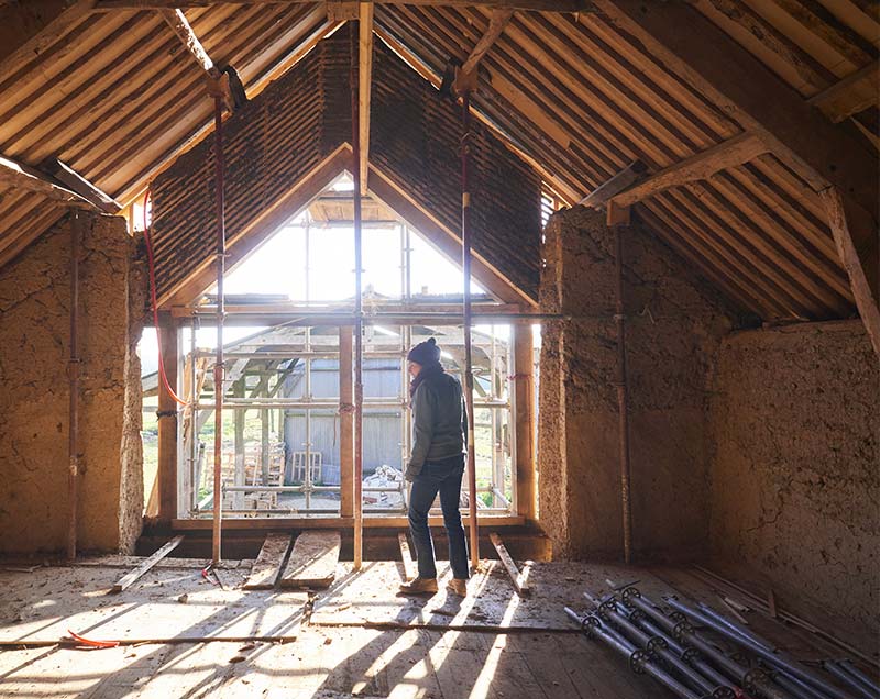 Chantier de rénovation ou de construction en bauge, terre crue ou paille